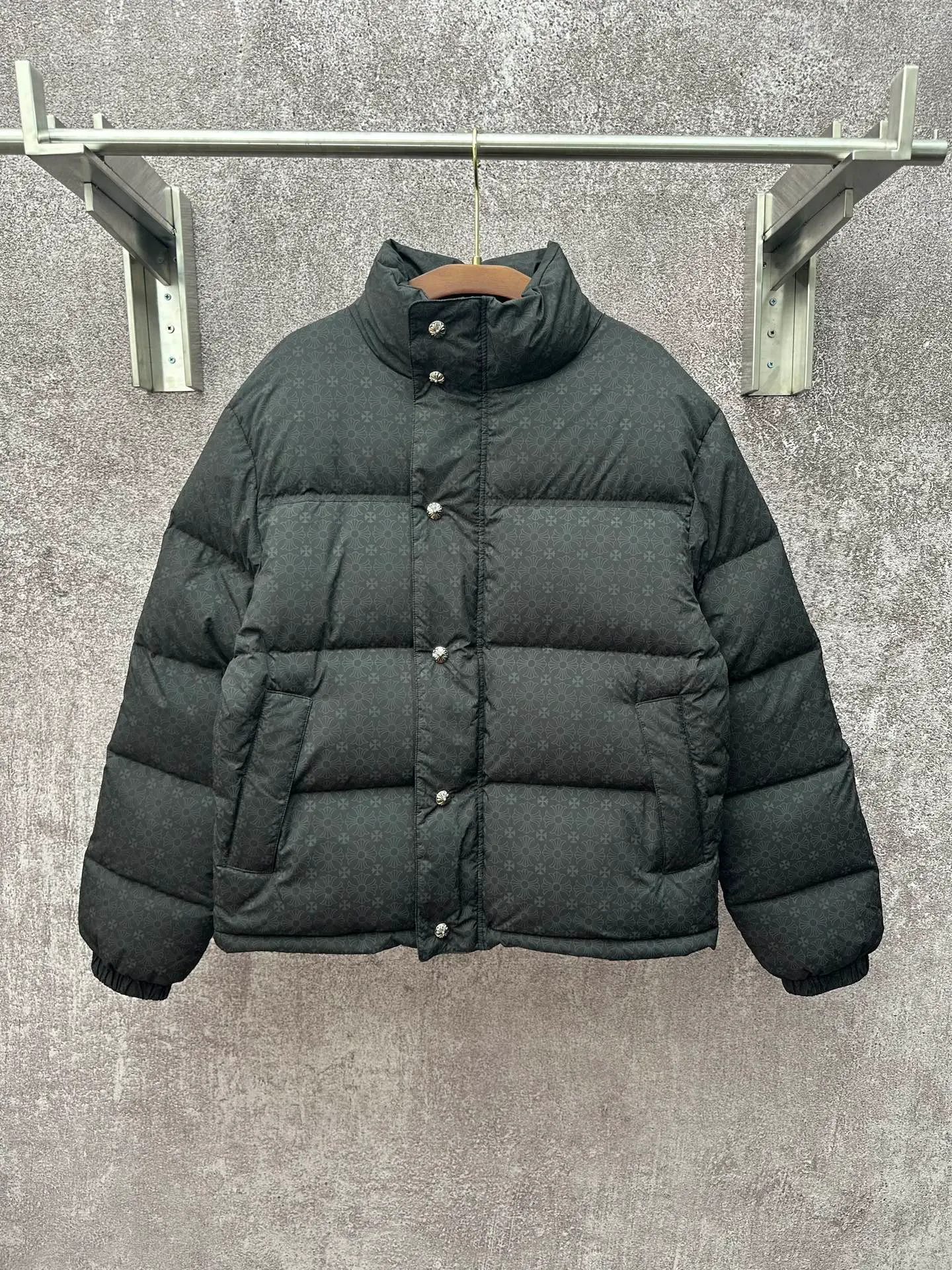 P1000 Chrome Hearts Chrome Hearts Dark Pattern Jacquard Down Jacket 1. Dark Pattern Jacquard: Using unique dark pattern jacquard technology, the fabric visually presents a rich layering and three-dimensional effect, which is both beautiful and fashionable.  2. Use high-quality fabrics, special fabrics with waterproof, anti-fouling and good breathability to ensure the practicality and comfort of the clothes. 3. Workmanship advantages: Fine craftsmanship: attention to detail, excellent sewing, uniform and fine stitches, no skipped stitches or missing stitches, showing superb workmanship.  4. Even filling: The down filling is full and even, ensuring good warmth retention performance. Filled with 90% white duck down 5. Detailed advantages: Unique design: Croxin is a brand feature, and its dark pattern design increases the beauty of the clothing. 6. Humanized design: windproof cuffs, adjustable hem and other designs improve the convenience and comfort of wearing.  7. High-quality hardware accessories: Zippers, buttons and other hardware accessories are made of high-quality materials. The surface is smooth and burr-free, making it smooth to use and durable.  Accessories: One-to-one customized snap buttons, One-to-one customized zipper pendant, One-to-one customized back hem metal medallion SIZE: S M L XL